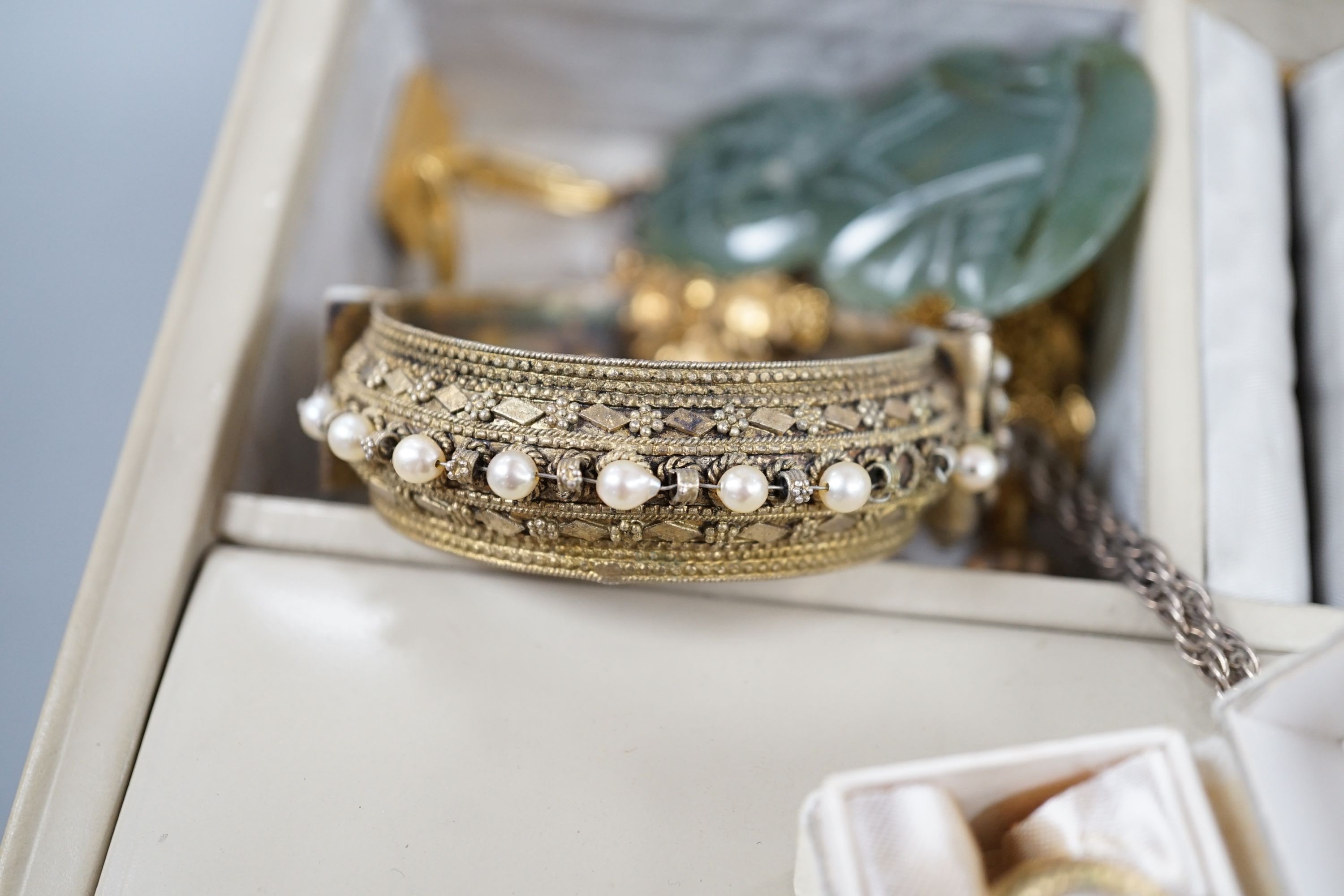 A yellow metal and baroque pearl cluster ring, a gilt white metal and malachite bracelet and assorted costume jewellery.